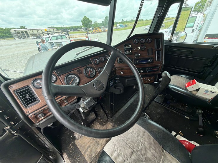 freightliner-fl112-image-16