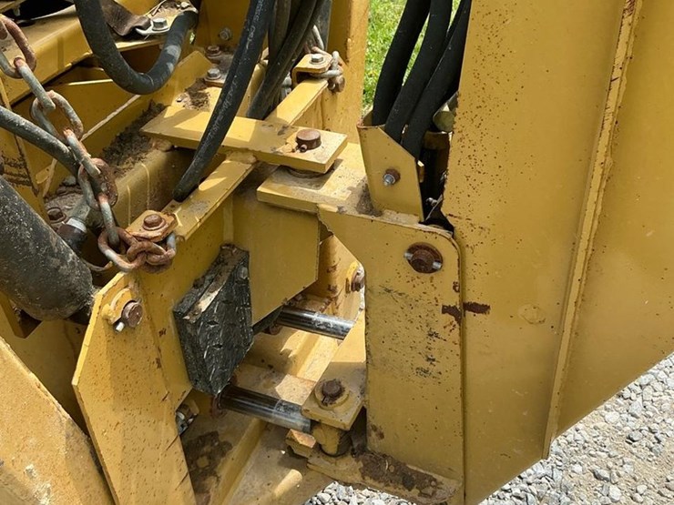 #121-•-2014-magnatrac-mh-7000-crawler-loader-image-57