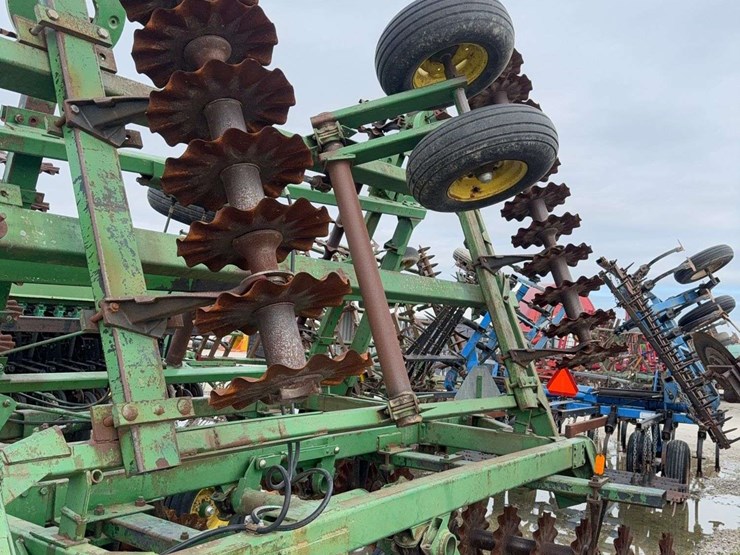 john-deere-335-image-17