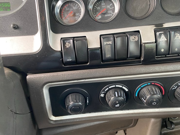2014-kenworth-t400-single-axle-day-cab-semi-tractor-image-62