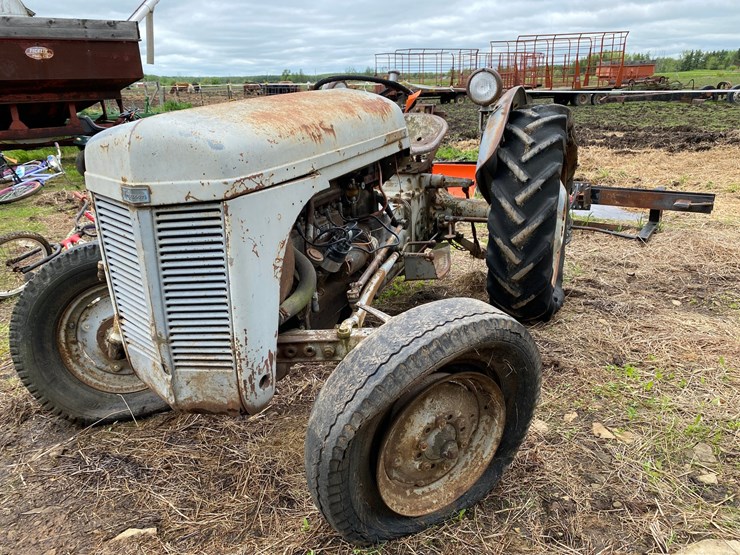 #3503-•-ferguson-wide-front-tractor-image-1