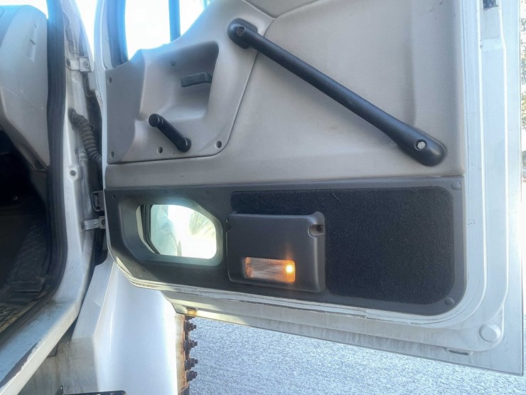 #4198-•-2005-sterling-box-truck-image-91