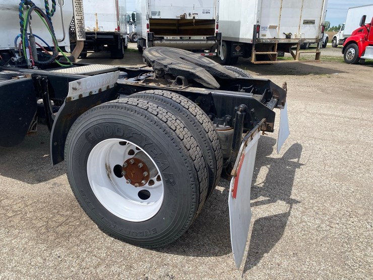 2014-kenworth-t400-single-axle-day-cab-semi-tractor-image-7