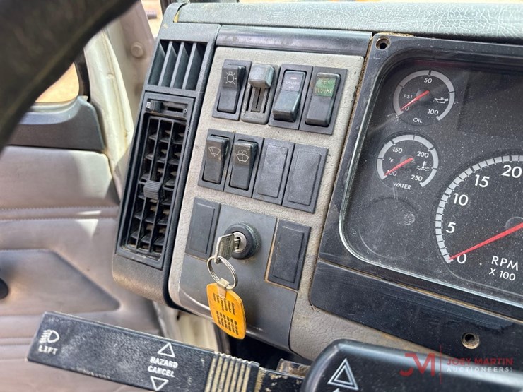 2001-freightliner-fl70-image-35
