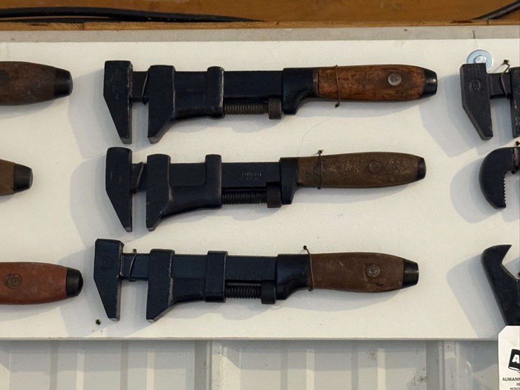 assortment-of-adjustable-wrenches-image-3