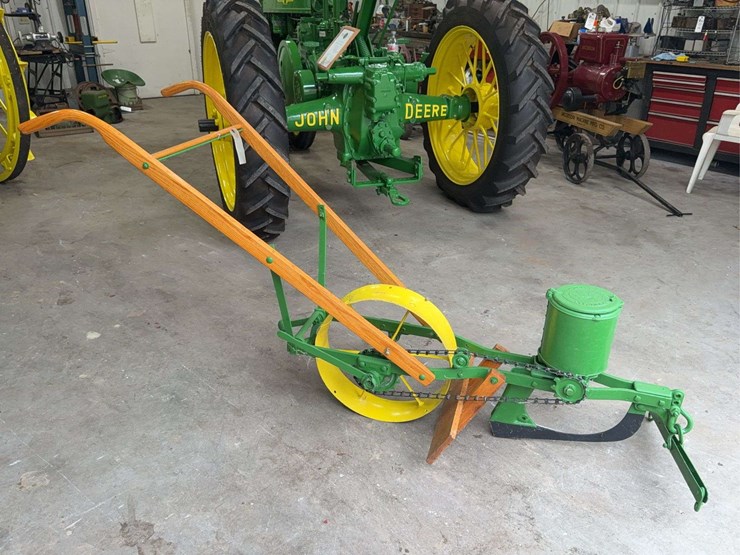 john-deere-deere-&-mansur-co.-hand-push-planter-image-3