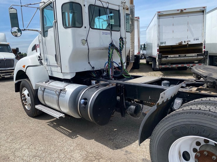 2014-kenworth-t400-single-axle-day-cab-semi-tractor-image-8