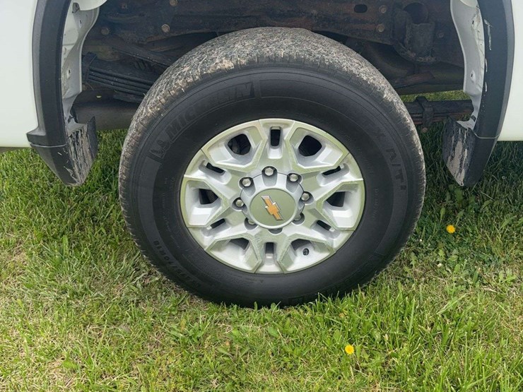 2022-chevrolet-3500-image-13