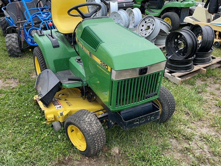 john-deere-320-image-1