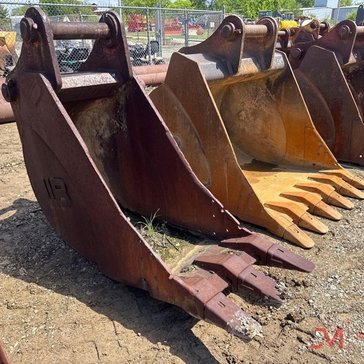 WB JOHN DEERE 330 OR DEERE 893 26" EXCAVATOR TOOTH BUCKET