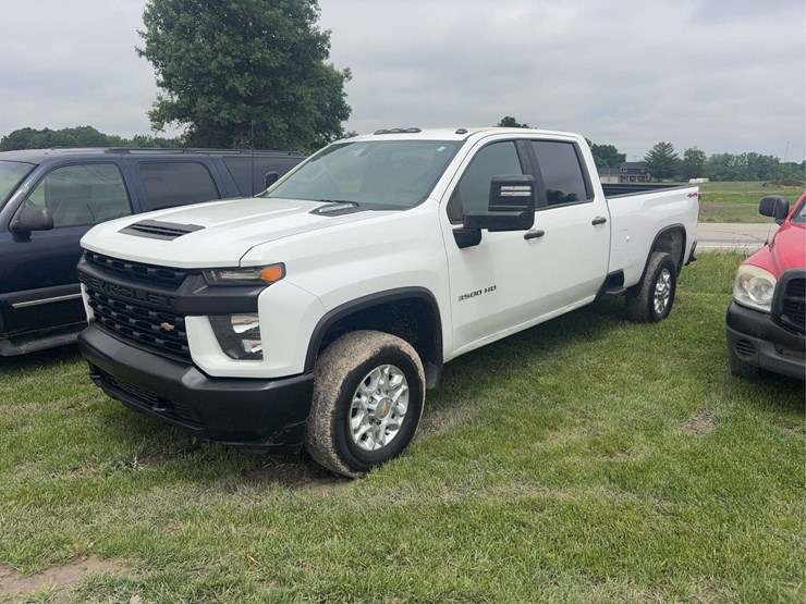 2022-chevrolet-3500-image-2
