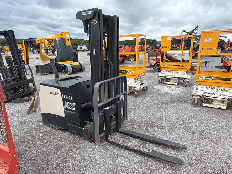 #99-•-crown-shc-5500-25-walkie-electric-stacker-forklift-image-2