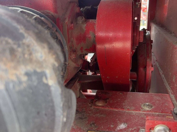 2022-new-holland-210-image-24