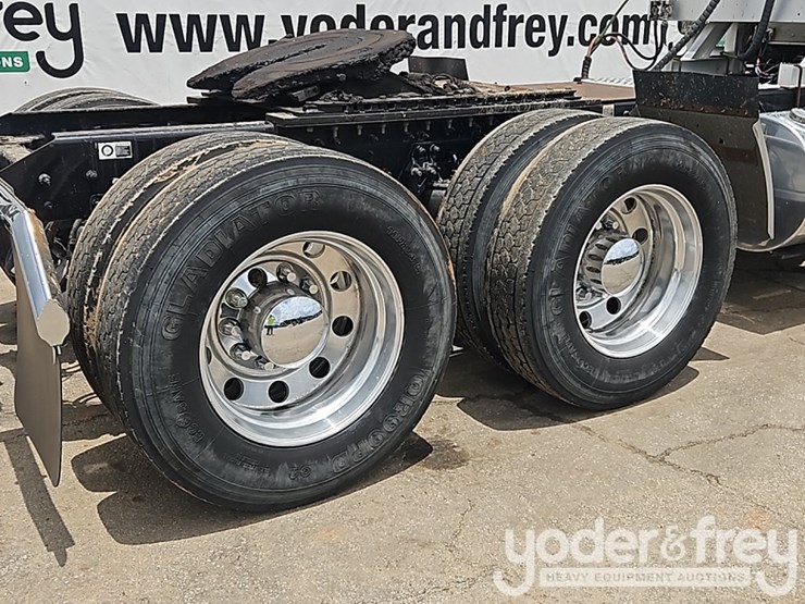 2020-kenworth-t800-image-15