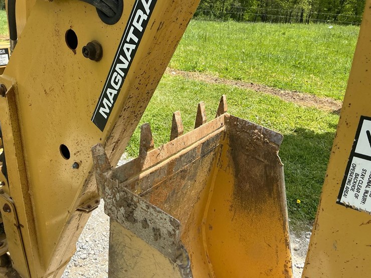 #121-•-2014-magnatrac-mh-7000-crawler-loader-image-64