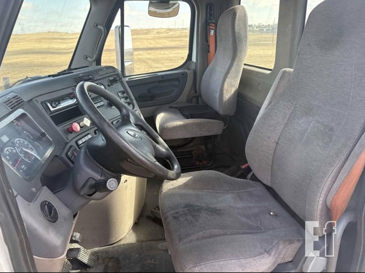 2013-freightliner-cascadia-125-image-9