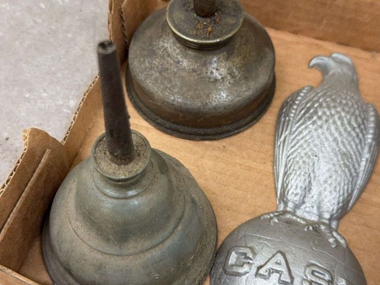 case-eagle-emblem-and-oil-cans-image-5