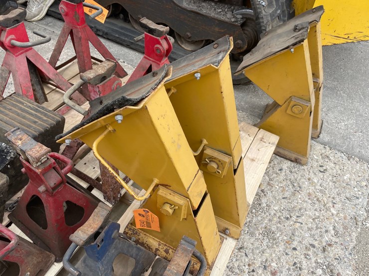 #6040-•-pair-of-dump-truck-hoist-jacks-image-1