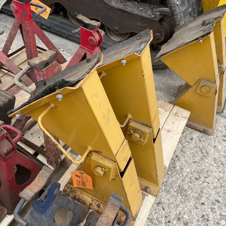 #6040 • Pair of Dump Truck Hoist Jacks