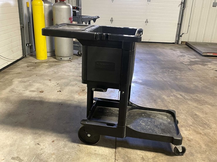 #5513-•-rubbermaid-cart-image-3