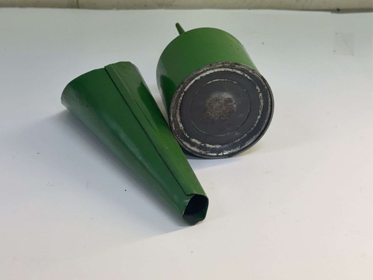john-deere-oiler-can-with-model-e-engine-funnel-image-6