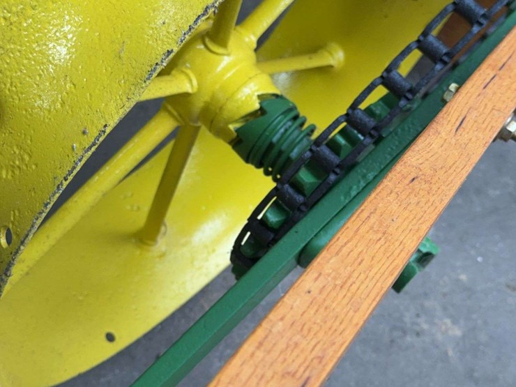john-deere-deere-&-mansur-co.-hand-push-planter-image-9