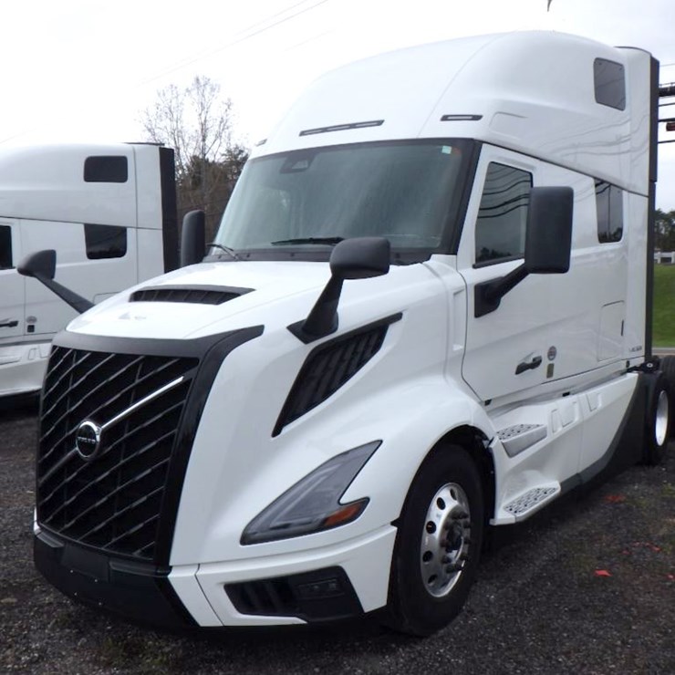 2025 VOLVO VNL860