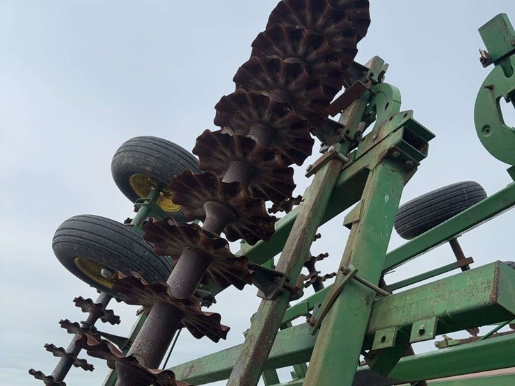 john-deere-335-image-14