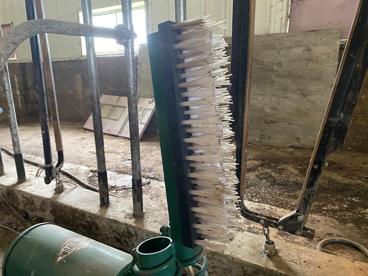 #3560-•-cattle-brush-groomer-image-4