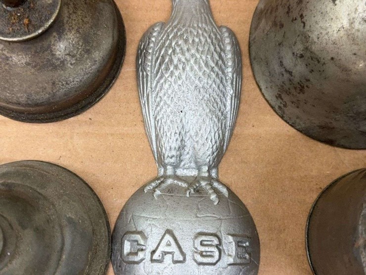 case-eagle-emblem-and-oil-cans-image-4