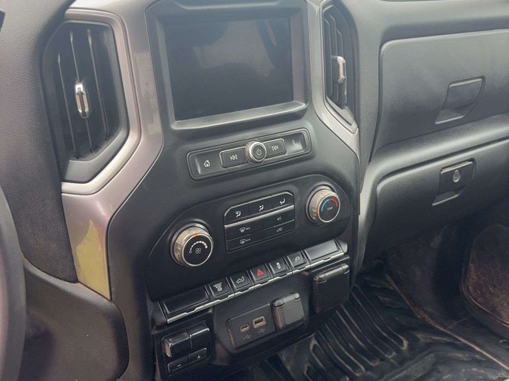 2022-chevrolet-3500-image-21