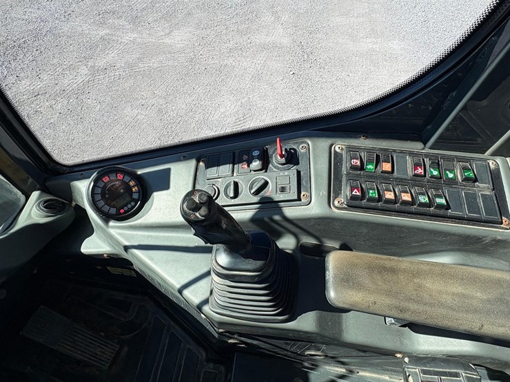 2020-deere-304l-image-26