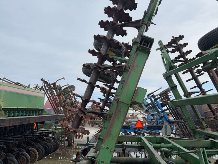 john-deere-335-image-5