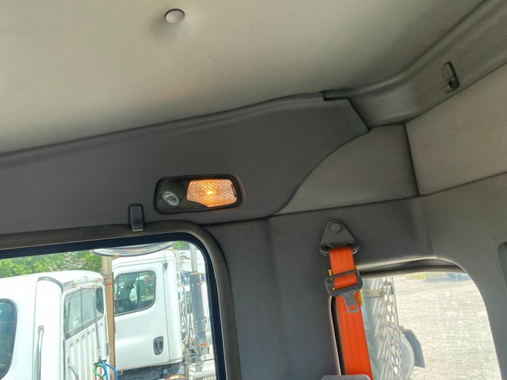 2014-kenworth-t400-single-axle-day-cab-semi-tractor-image-58