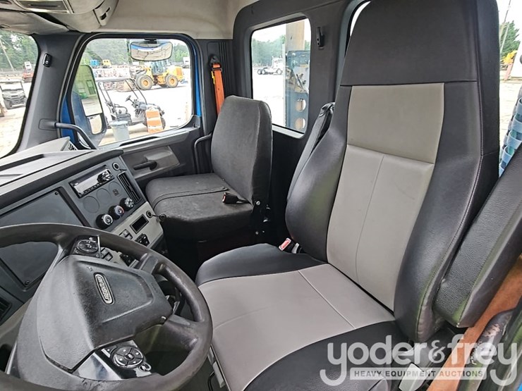 2019-freightliner-cascadia-116-image-27