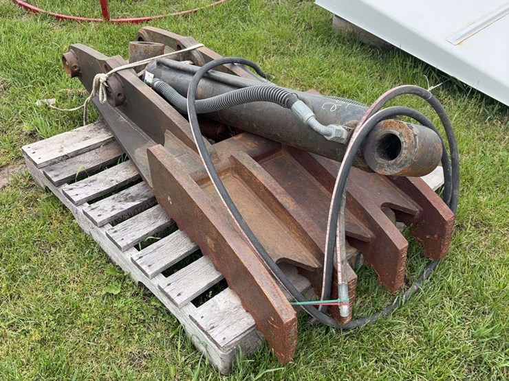 hydraulic-thumb-with-cylinder-off-of-an-excavator-image-3