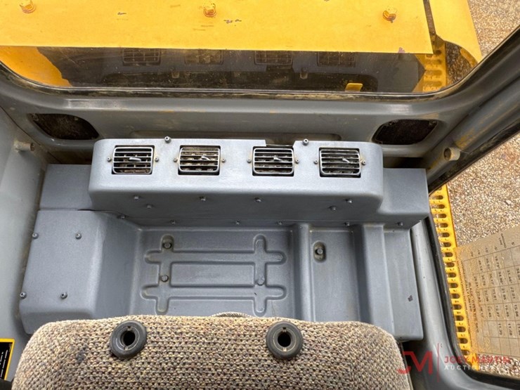 2001-deere-450-lc-image-28