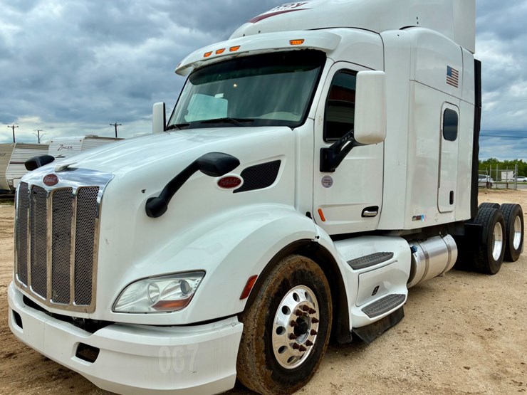 2019-peterbilt-579-image-1