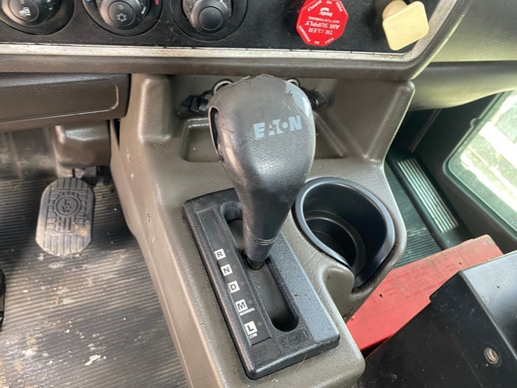 2014-kenworth-t400-single-axle-day-cab-semi-tractor-image-45