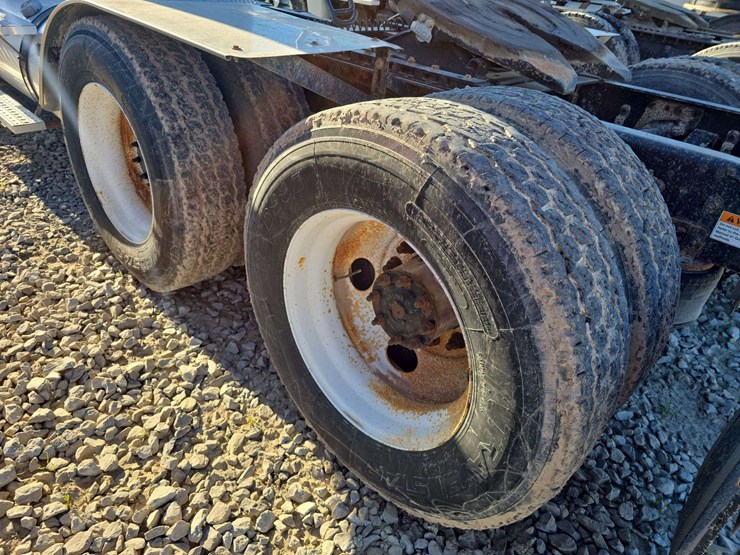 2014-freightliner-cascadia-125-image-13