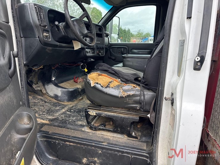 2003-gmc-c5500-service-truck-image-32