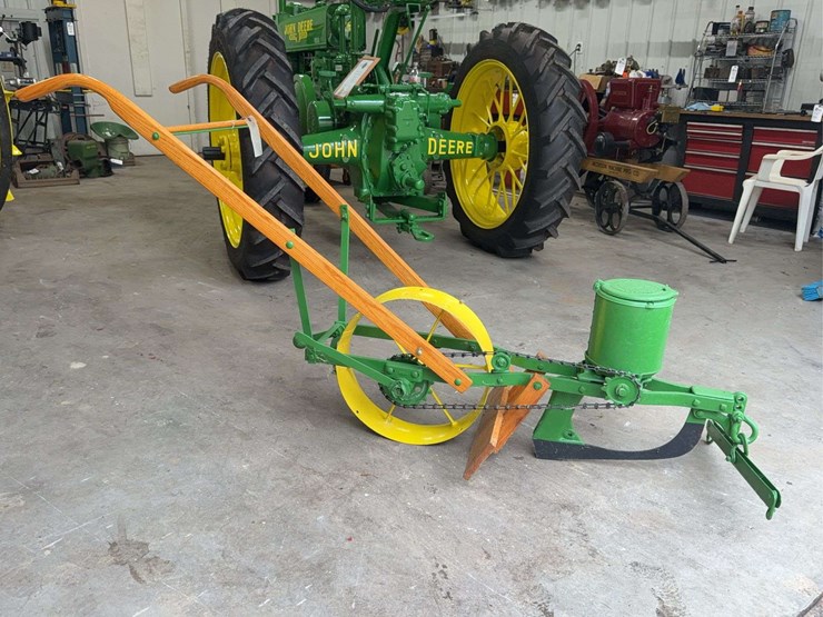 john-deere-deere-&-mansur-co.-hand-push-planter-image-2