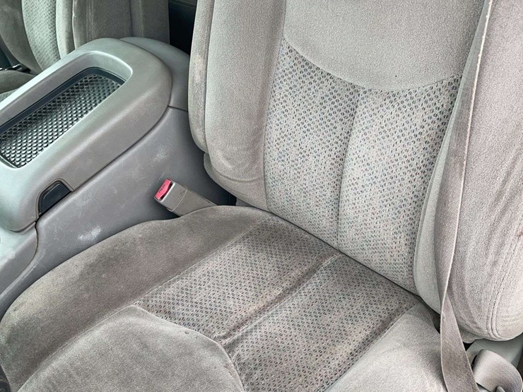 2005-chevrolet-suburban-image-8