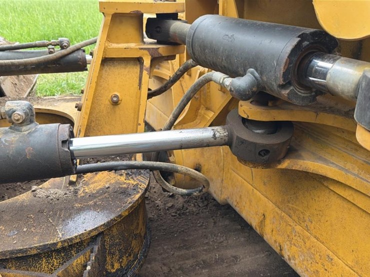 2018-caterpillar-d6k-image-30