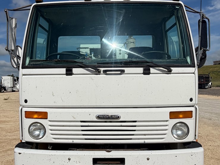 2000-freightliner-fc70-image-2
