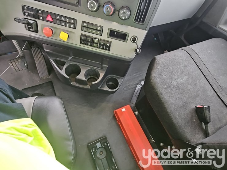 2019-freightliner-cascadia-116-image-32