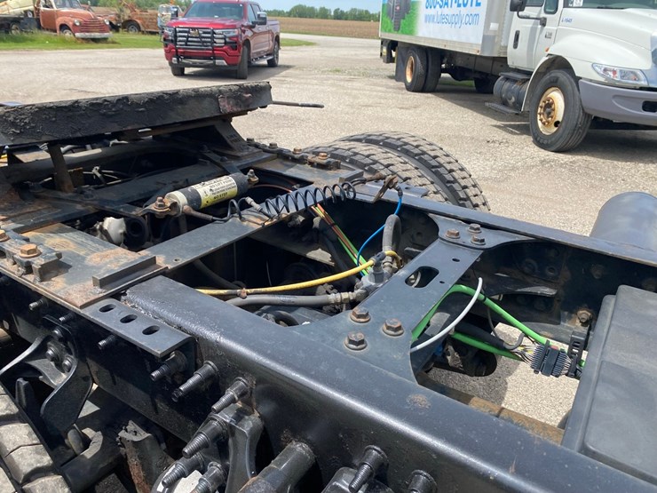 2019-international-lt625-day-cab-semi-tractor-image-16