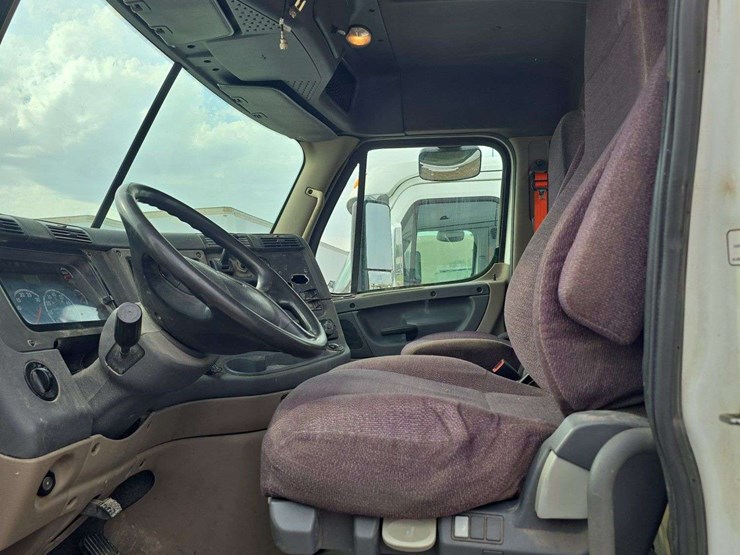 2015-freightliner-cascadia-125-image-15