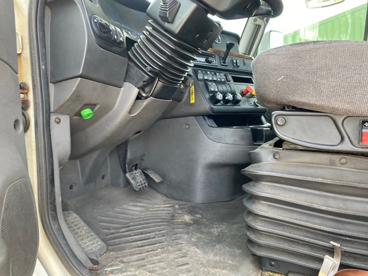 2019-international-lt625-day-cab-semi-tractor-image-62