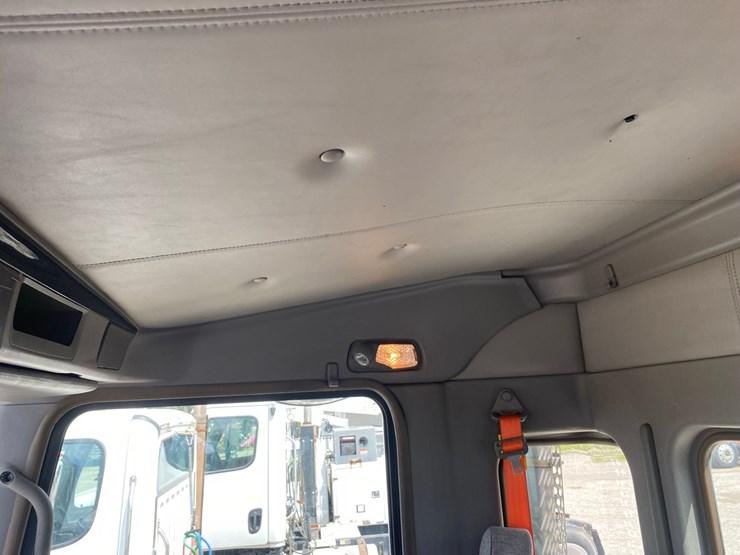 2014-kenworth-t400-single-axle-day-cab-semi-tractor-image-44